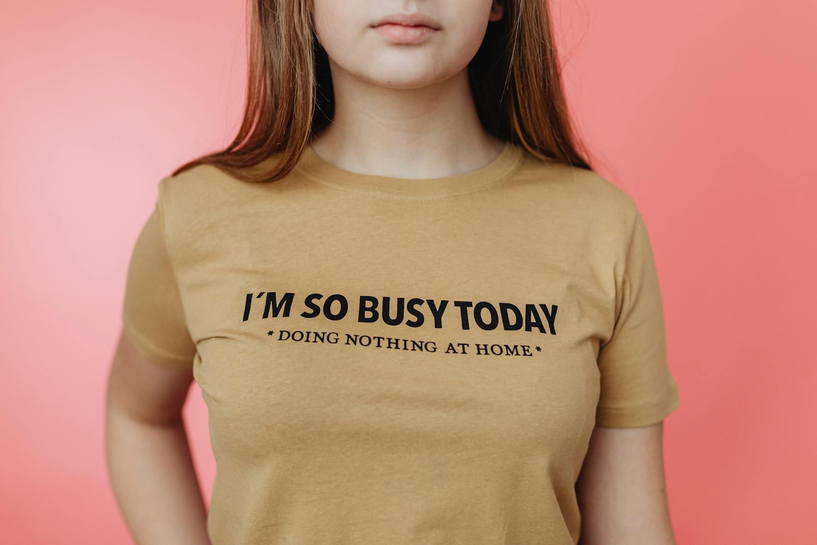 Photo by Photo By: Kaboompics.com Close-up of a woman wearing a humorous t-shirt with the text 'I'm so busy today.'